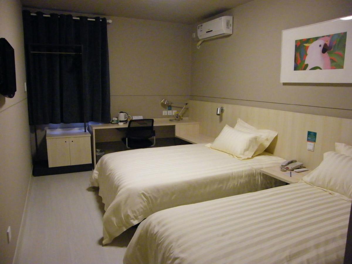 Jinjiang Fengtai East Avenue Railway Station 3*