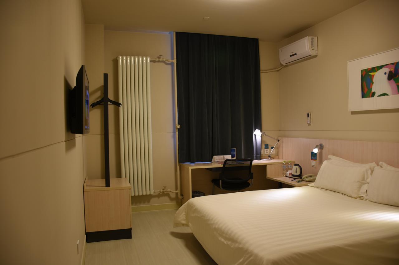 Jinjiang Fengtai East Avenue Railway Station Hotel 3*